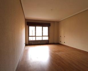 Sala d'estar de Pis en venda en Oviedo  amb Calefacció