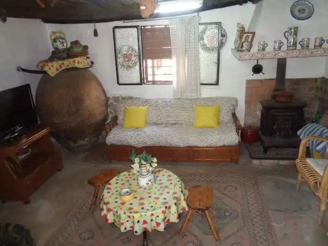 Sala d'estar de Casa o xalet en venda en Cervera de los Montes amb Jardí privat, Traster i Piscina