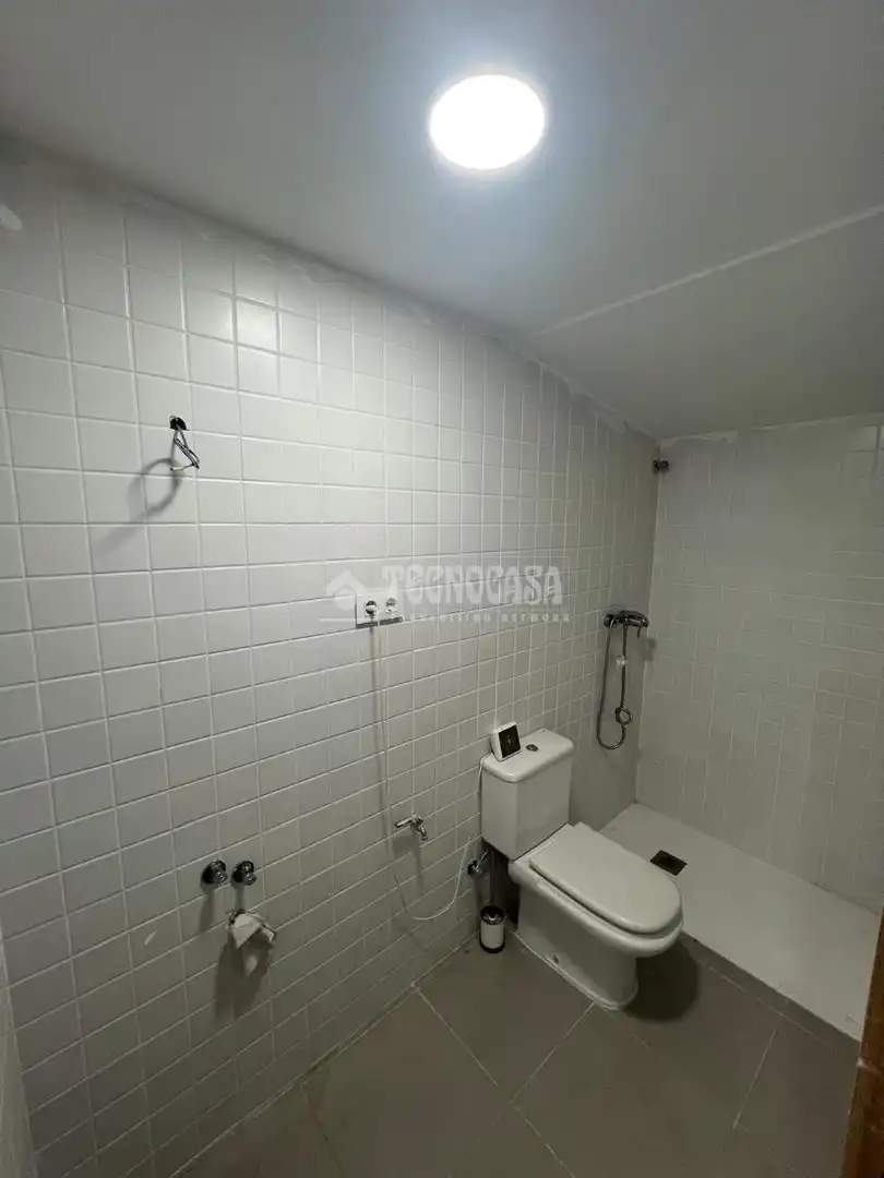 Badezimmer von Garage zum Verkauf in Santa Coloma de Gramenet