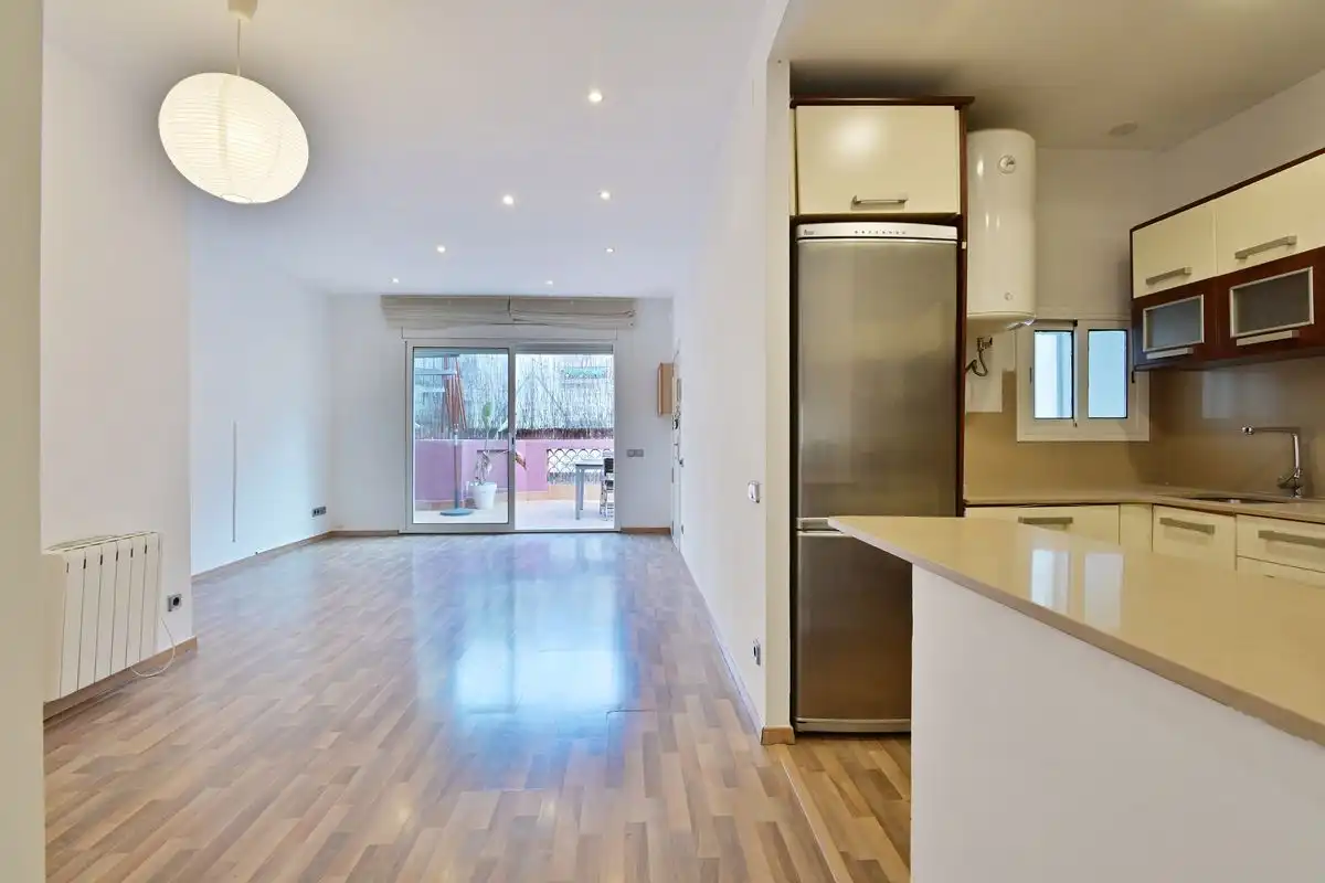 Piso en venta en Barcelona con Calefacción, Terraza y Balcón