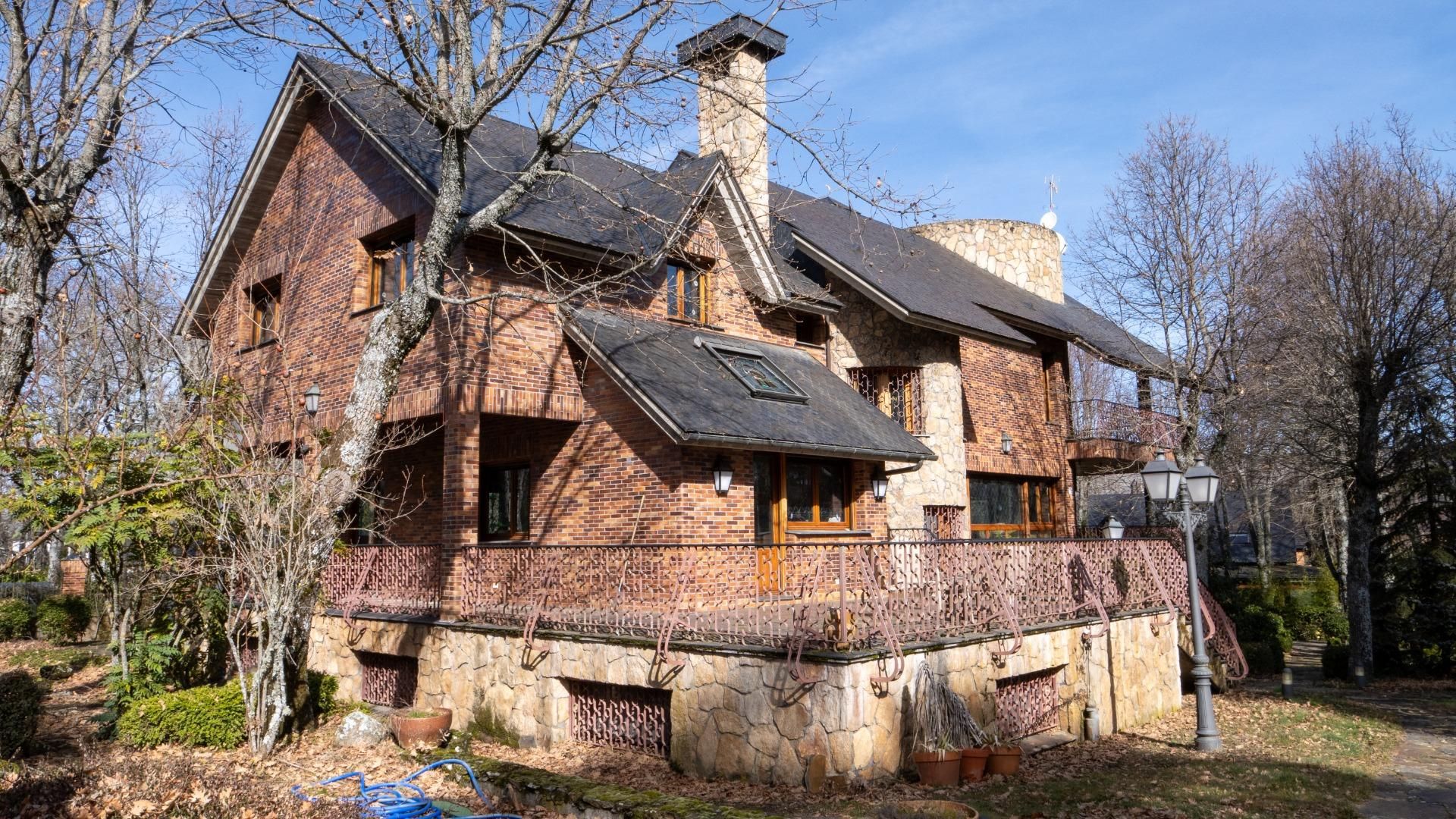 Vista exterior de Casa o xalet en venda en El Espinar amb Calefacció, Jardí privat i Terrassa
