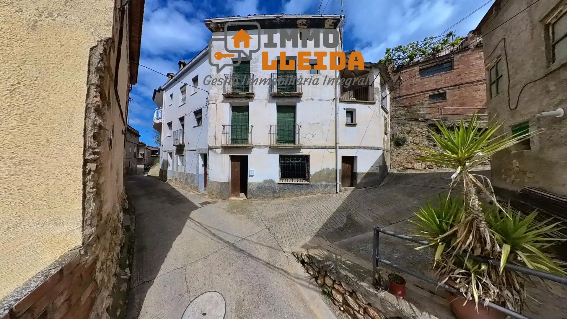 Vista exterior de Casa adosada en venda en Les Avellanes i Santa Linya amb Terrassa, Traster i Balcó
