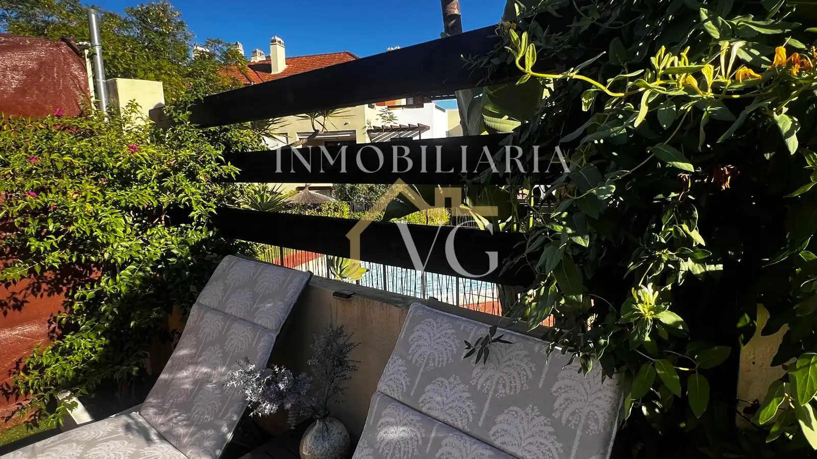 Vista exterior de Pis en venda en Guillena amb Parquet, Traster i Piscina