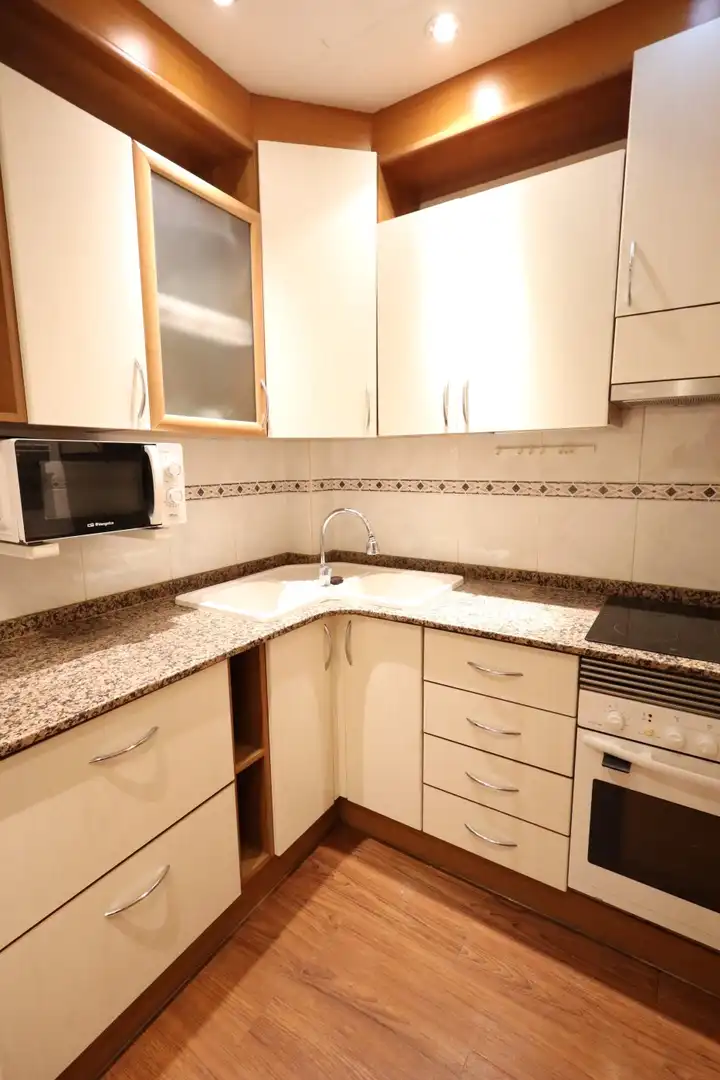 Cocina de Piso en venta en Barcelona con Calefacción y Balcón