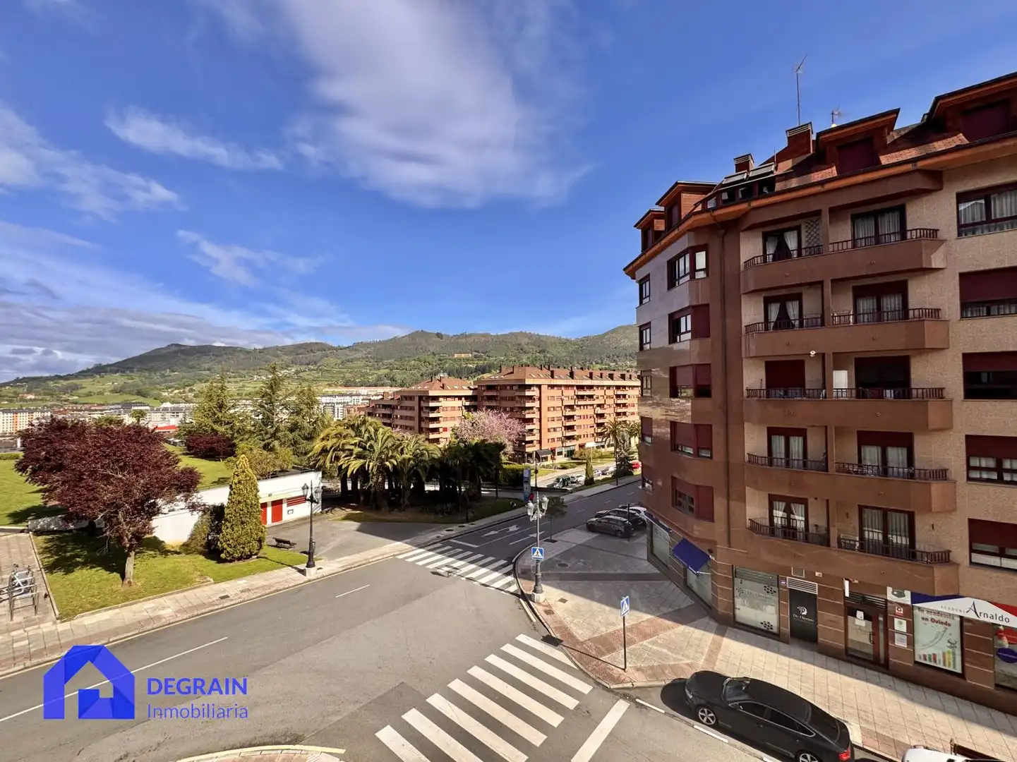 Vista exterior de Pis en venda en Oviedo  amb Traster i Balcó