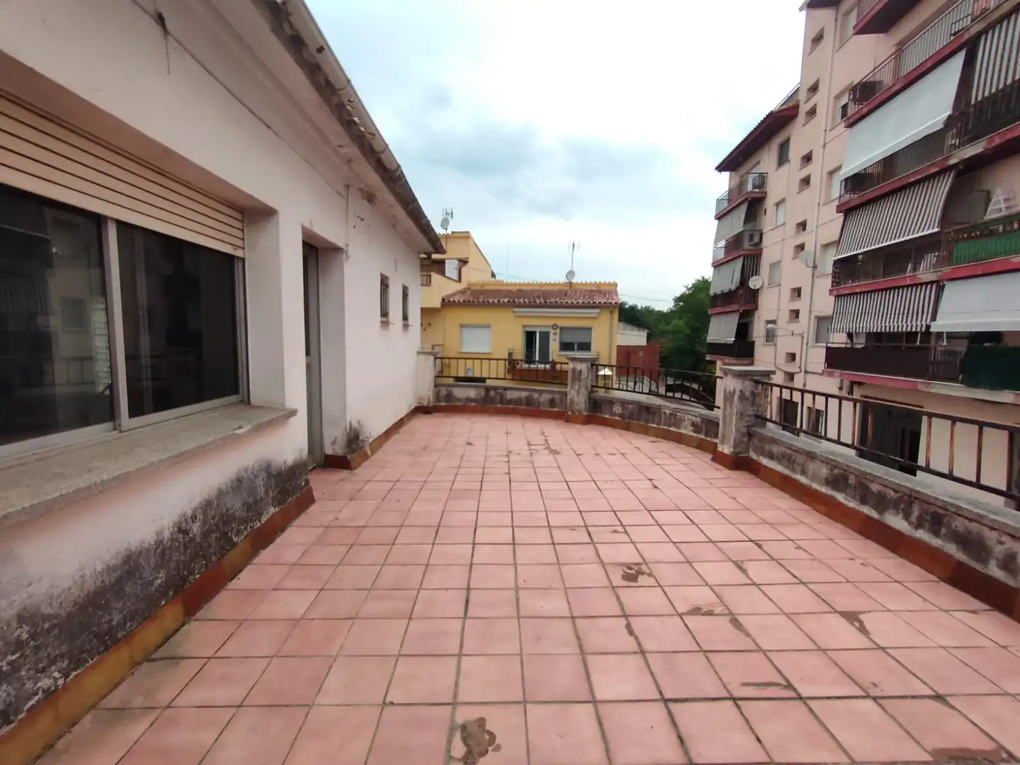 Vista exterior de Edifici en venda en Girona