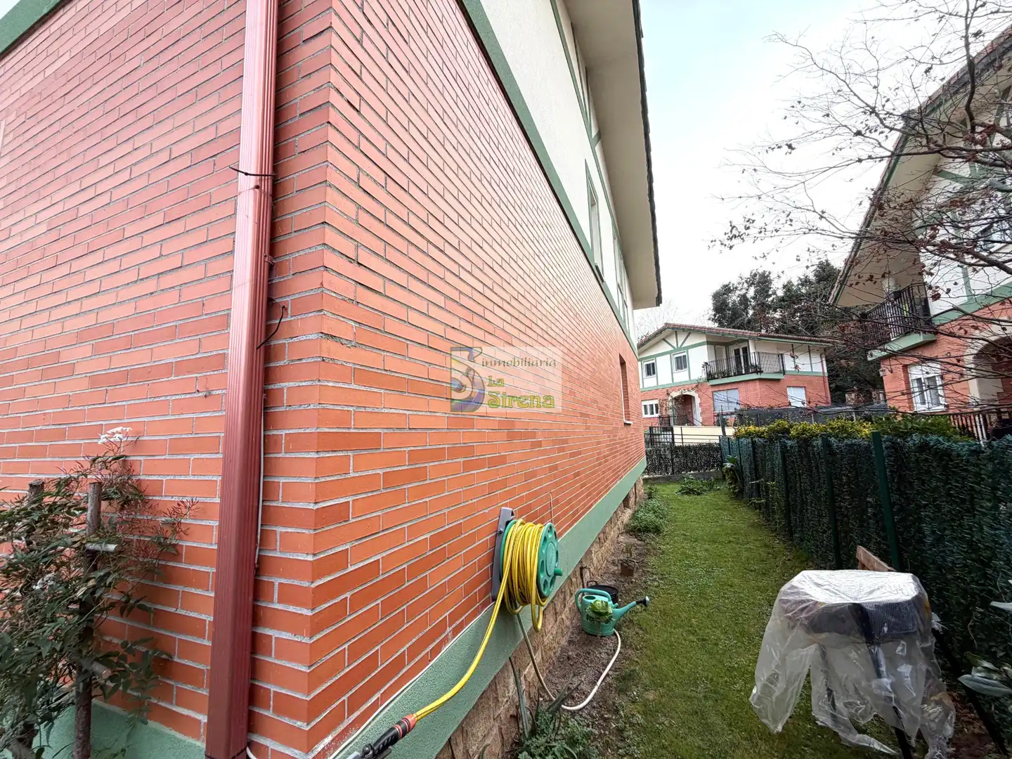 Vista exterior de Casa o xalet en venda en Castro-Urdiales amb Calefacció, Jardí privat i Terrassa