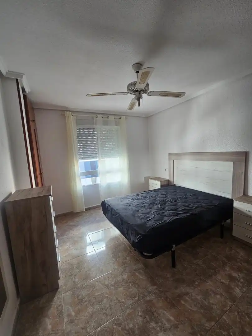Dormitori de Apartament de lloguer en Torrevieja amb Aire condicionat, Calefacció i Terrassa