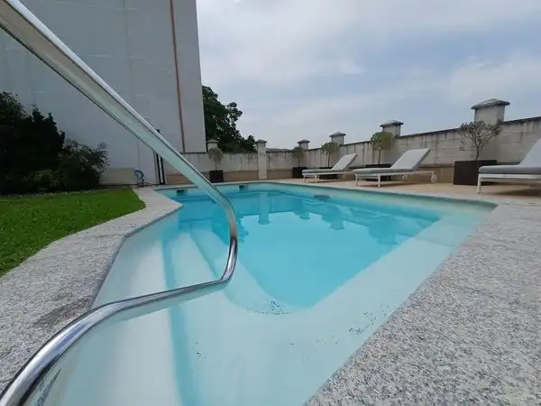 Piscina de Casa o xalet en venda en Vigo  amb Calefacció, Jardí privat i Parquet