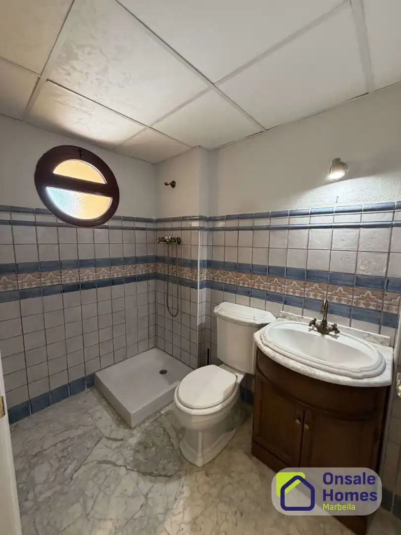 Baño de Casa adosada en venta en Marbella con Aire acondicionado, Jardín privado y Terraza