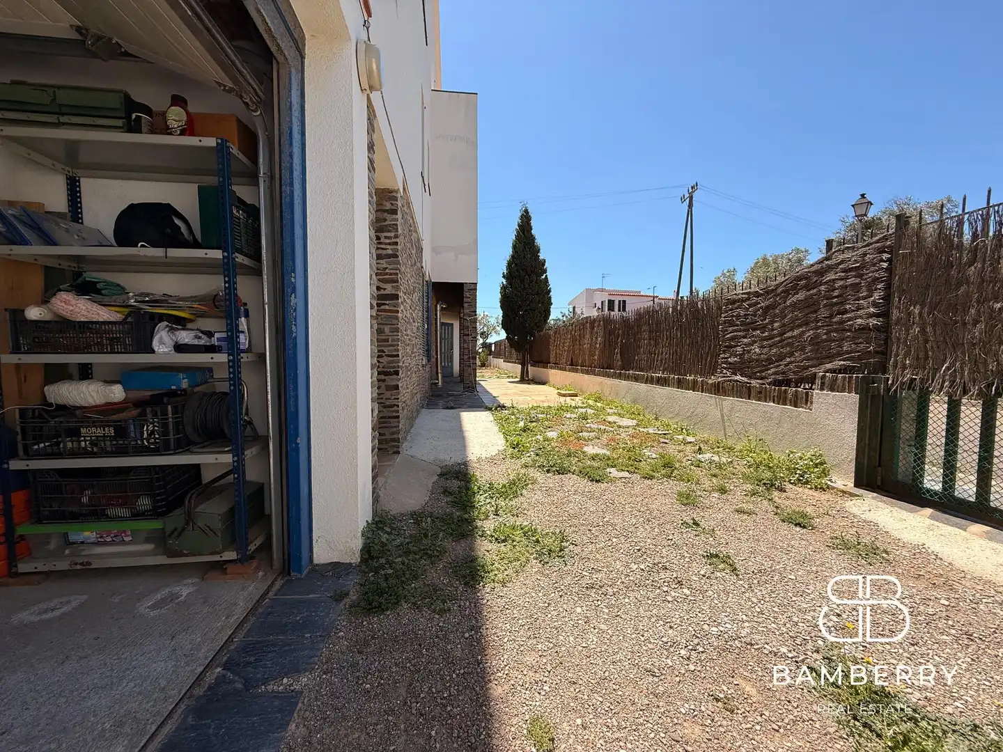 Aparcament de Casa adosada en venda en Cadaqués amb Terrassa i Moblat