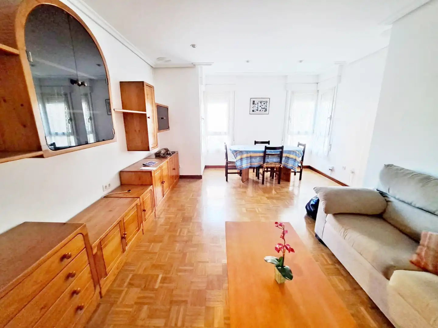 Sala d'estar de Pis en venda en Vitoria - Gasteiz amb Calefacció, Parquet i Terrassa