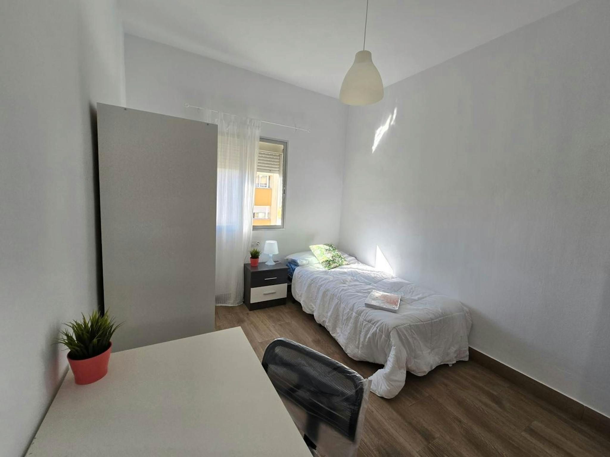 Dormitori de Pis per a compartir en  Sevilla Capital amb Aire condicionat, Calefacció i Moblat