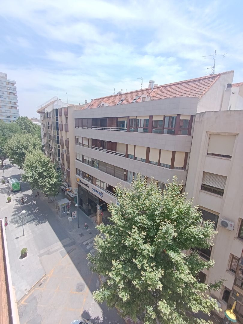 Vista exterior de Piso en venta en Ciudad Real Capital con Aire acondicionado, Calefacción y Terraza