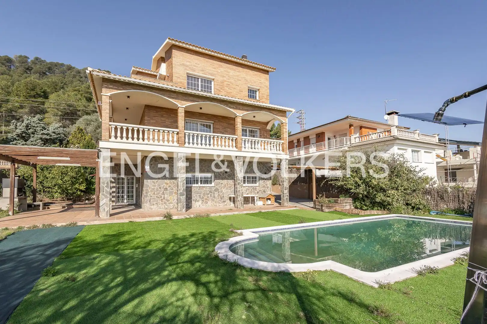 Vista exterior de Casa o xalet de lloguer en Vallirana amb Aire condicionat, Calefacció i Jardí privat