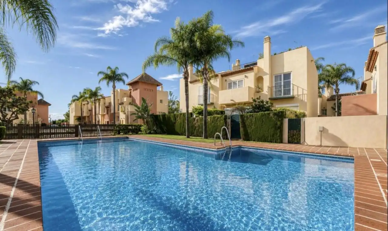 Adosado con piscina en venta en Nueva Andalucía