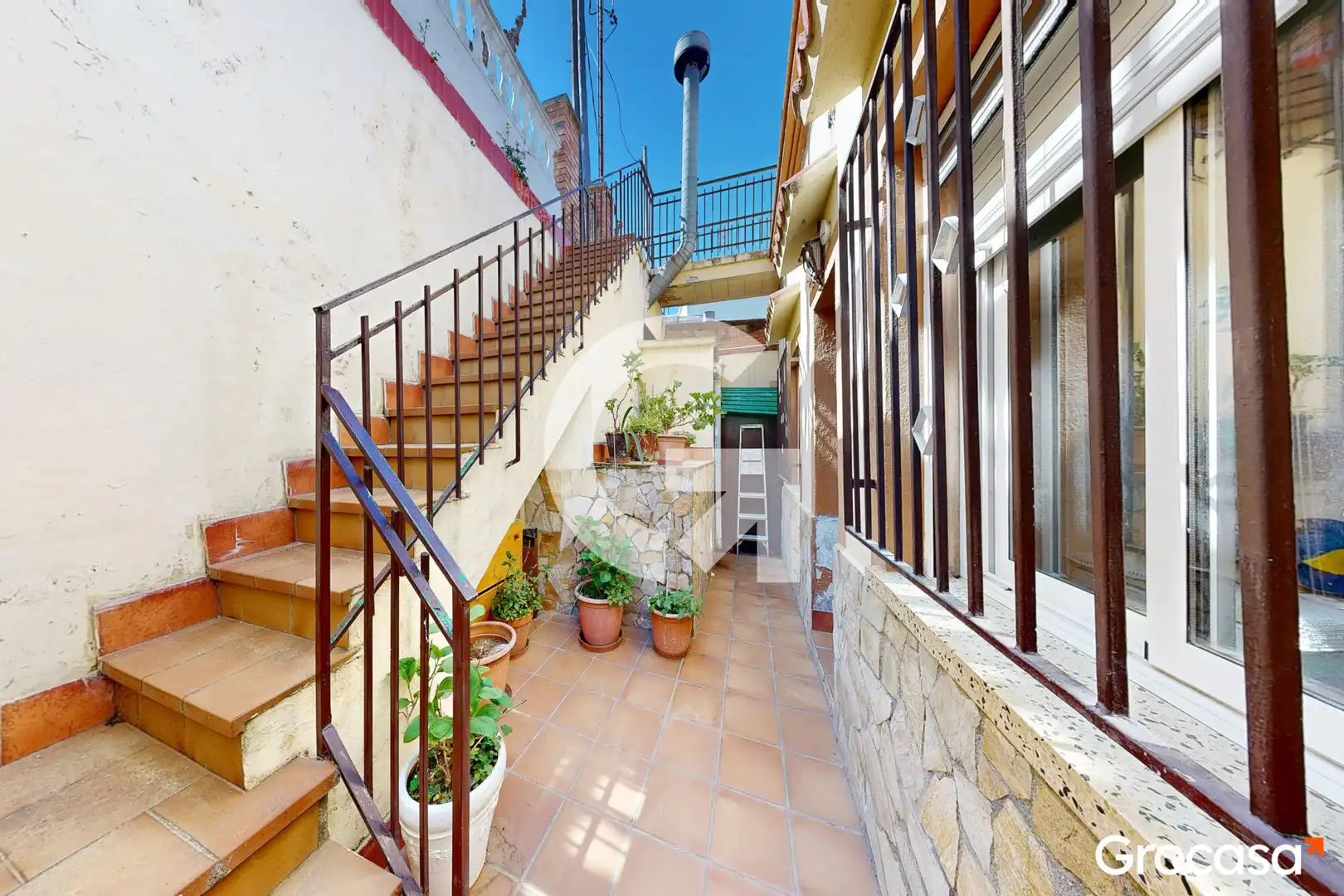 Vista exterior de Casa o xalet en venda en Sant Boi de Llobregat amb Calefacció, Jardí privat i Terrassa