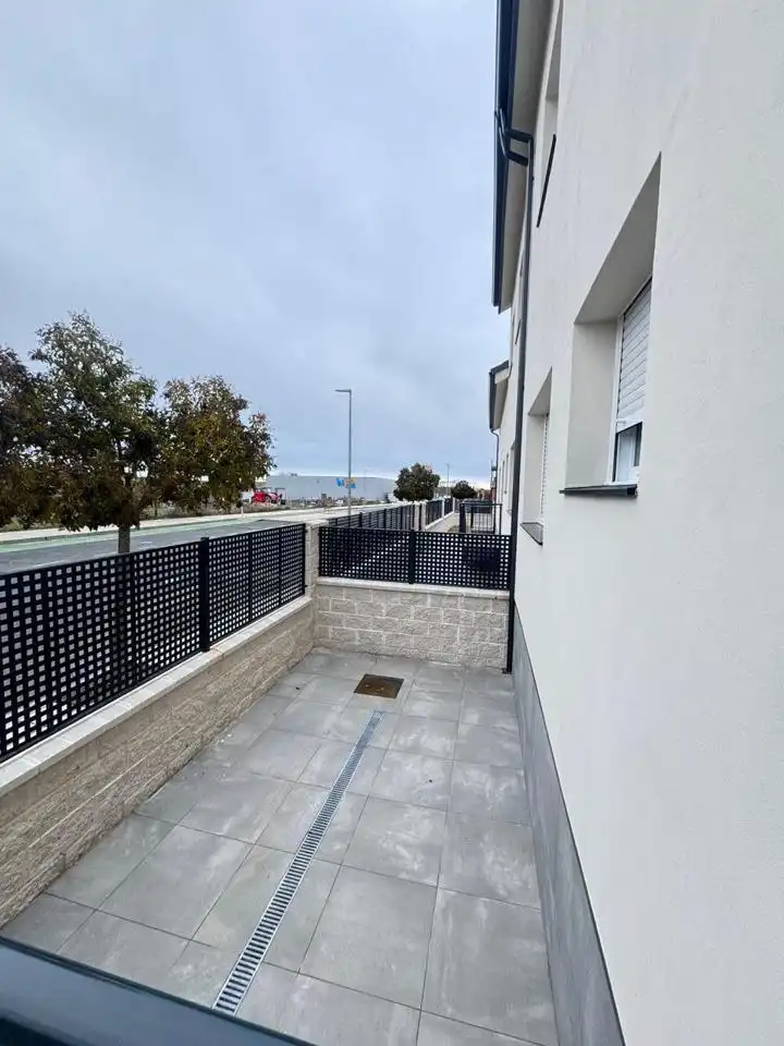 Parkplatz von Haus oder Chalet zum Verkauf in Palazuelos de Eresma mit Privatgarten, Terrasse und Abstellraum