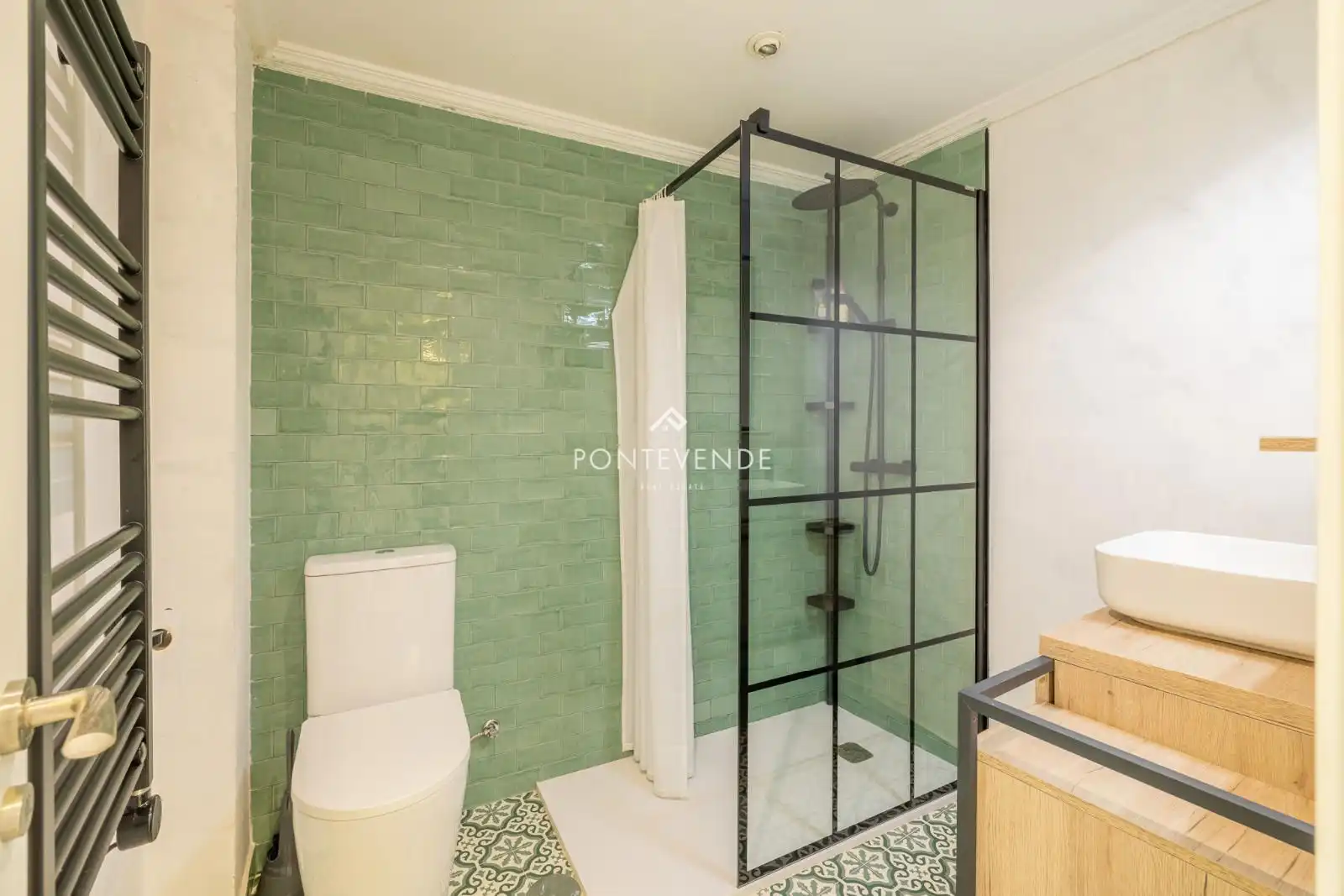 Baño de Piso en venta en Pontevedra Capital  con Calefacción, Trastero y Amueblado