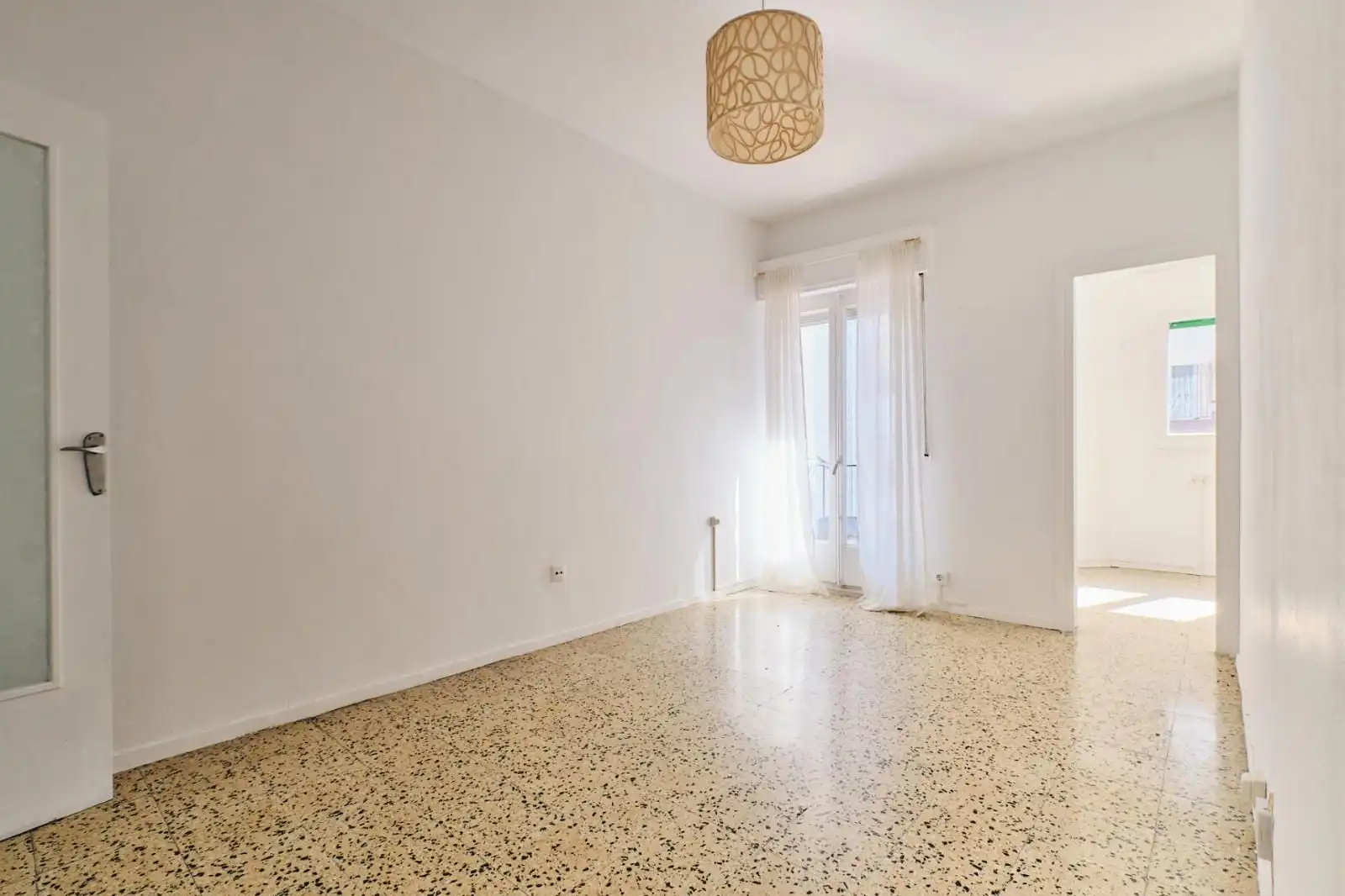 Flat for sale in Barcelona  with Air Conditioner, Washing machine and Microwave
