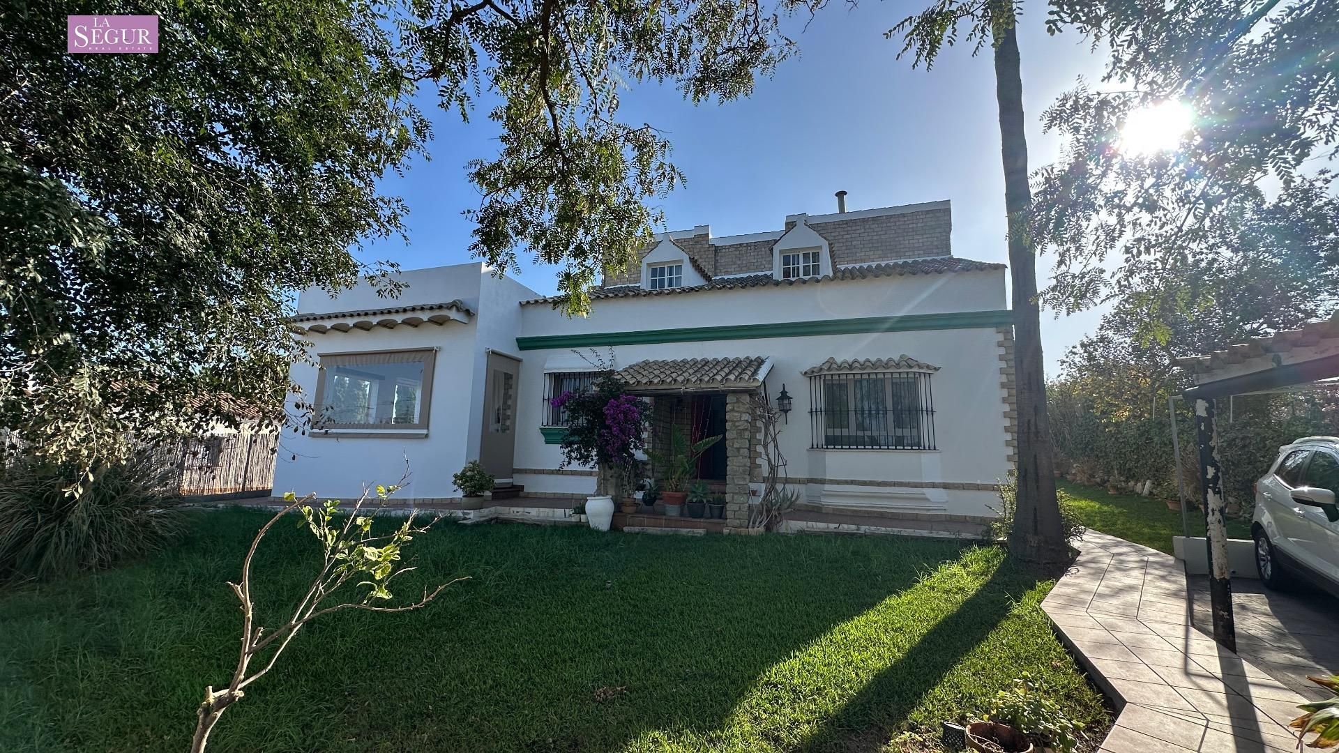 Vista exterior de Casa o xalet en venda en Chiclana de la Frontera amb Aire condicionat, Calefacció i Jardí privat