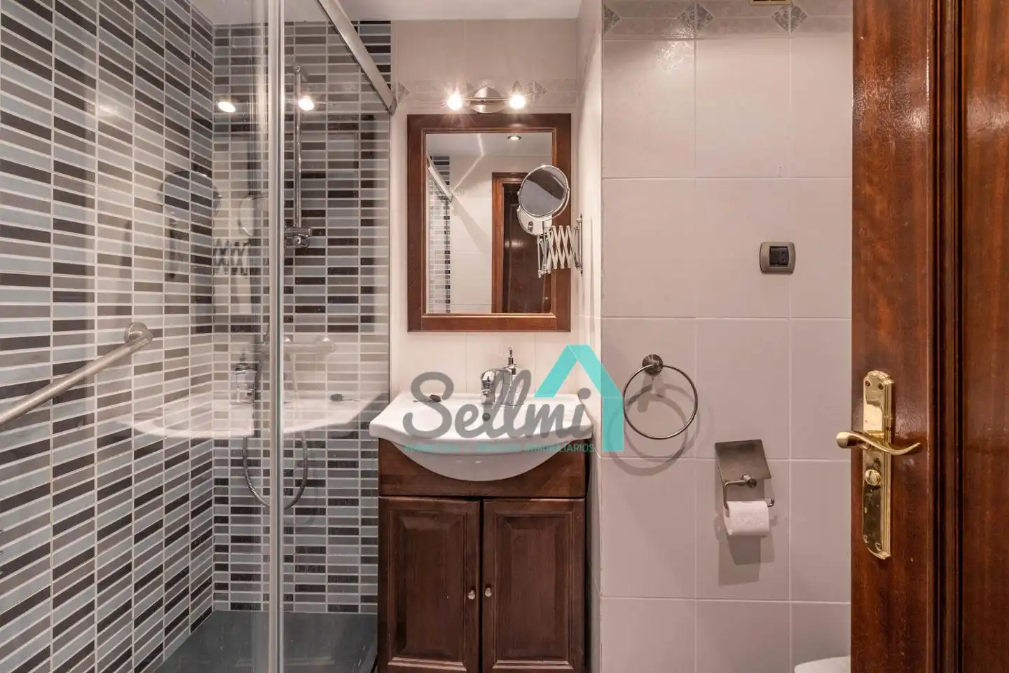 Bathroom of Flat for share in Oviedo   with Heating, Parquet flooring and Furnished