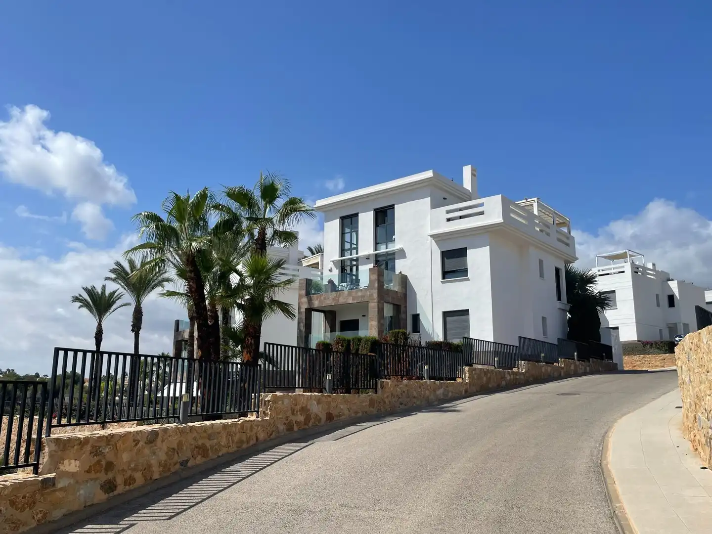 Vista exterior de Àtic en venda en Orihuela amb Terrassa i Piscina comunitària