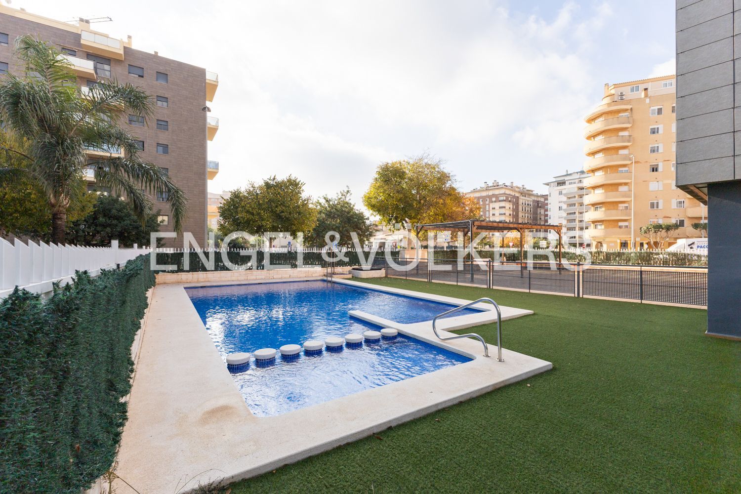 Piscina de Apartament en venda en Castellón de la Plana / Castelló de la Plana amb Aire condicionat, Calefacció i Parquet