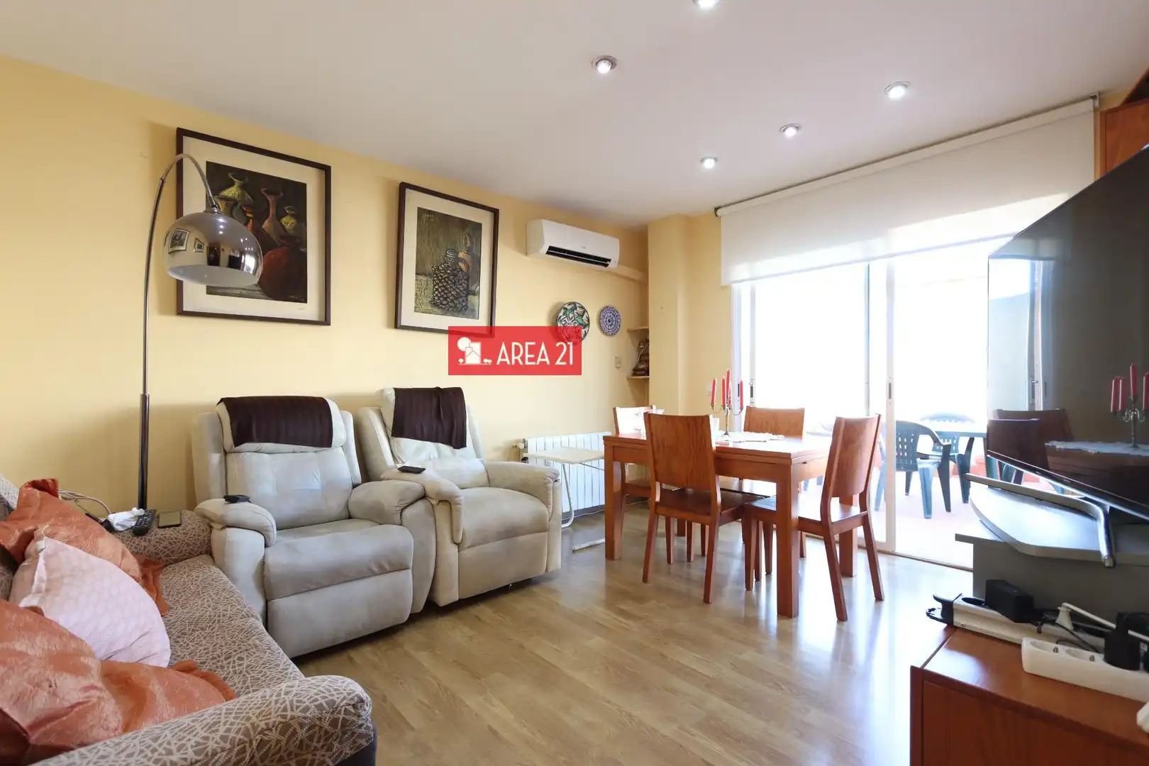 Sala d'estar de Àtic en venda en La Pobla de Vallbona amb Aire condicionat, Parquet i Terrassa