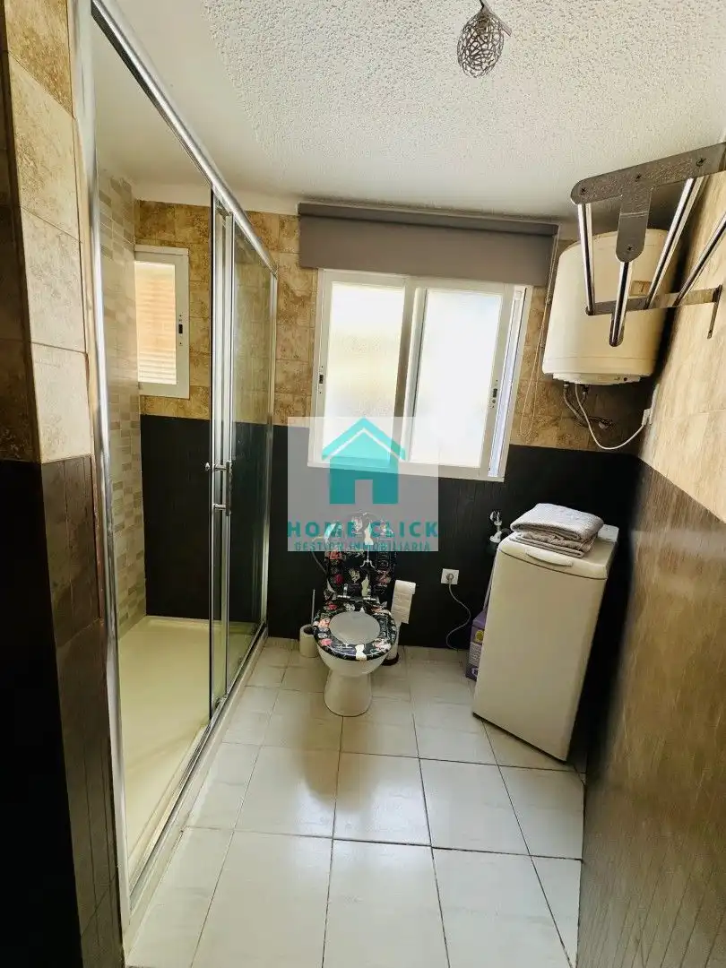 Bany de Apartament de lloguer en Mont-roig del Camp amb Aire condicionat, Calefacció i Jardí privat