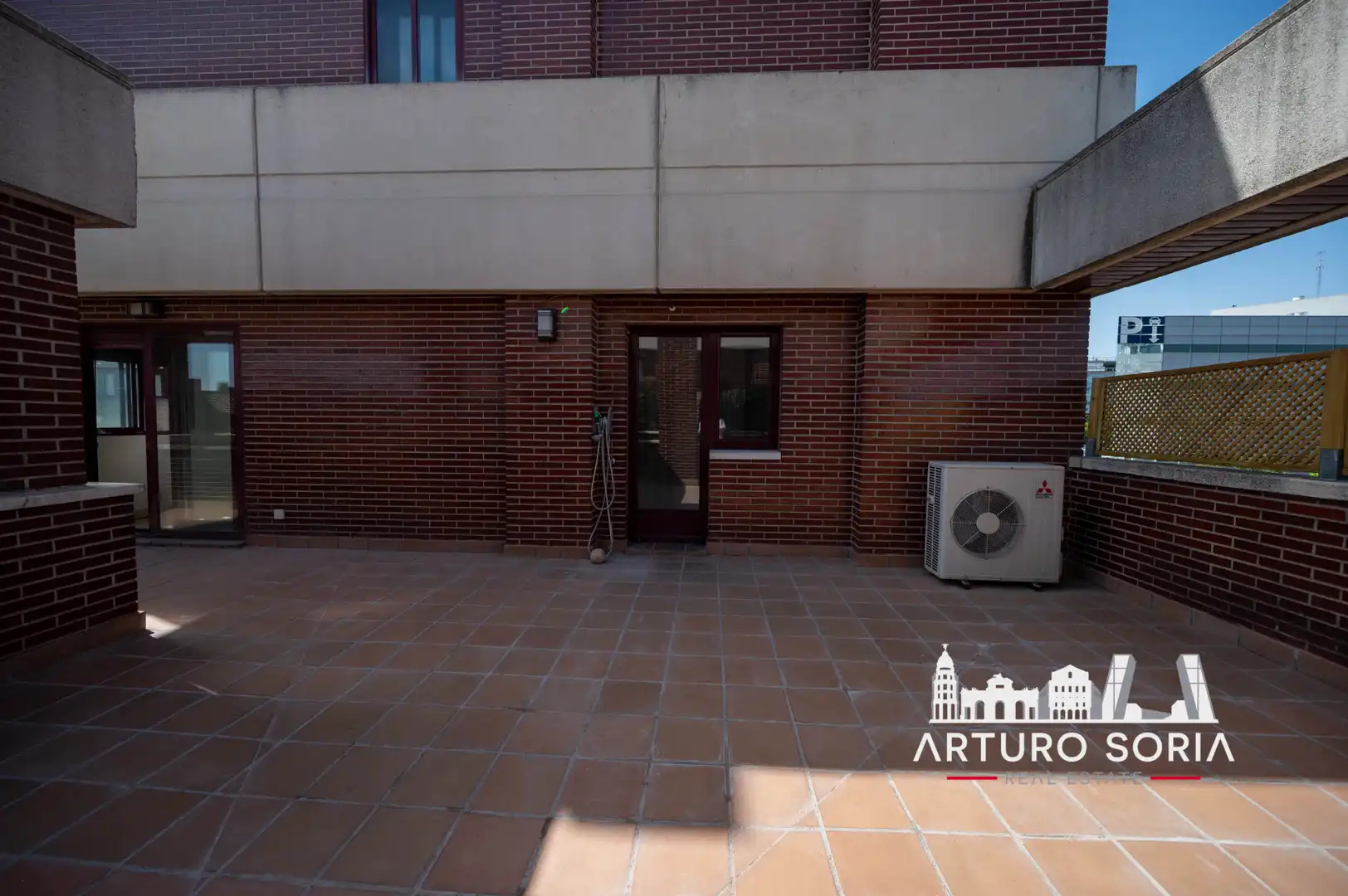 Vista exterior de Àtic de lloguer en La Moraleja amb Terrassa i Piscina comunitària