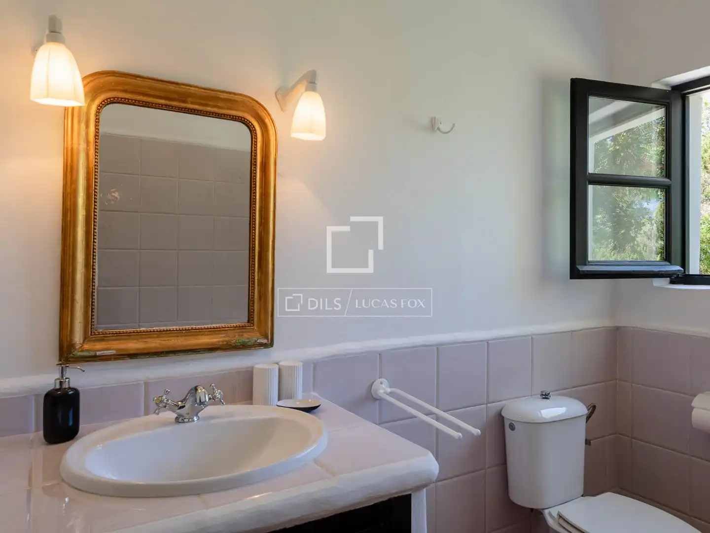 Bathroom of Country homes for sale in Santa Eulària des Riu  with Furnished