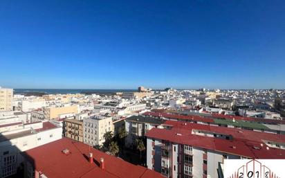 Vista exterior de Pis en venda en  Cádiz Capital amb Aire condicionat i Terrassa