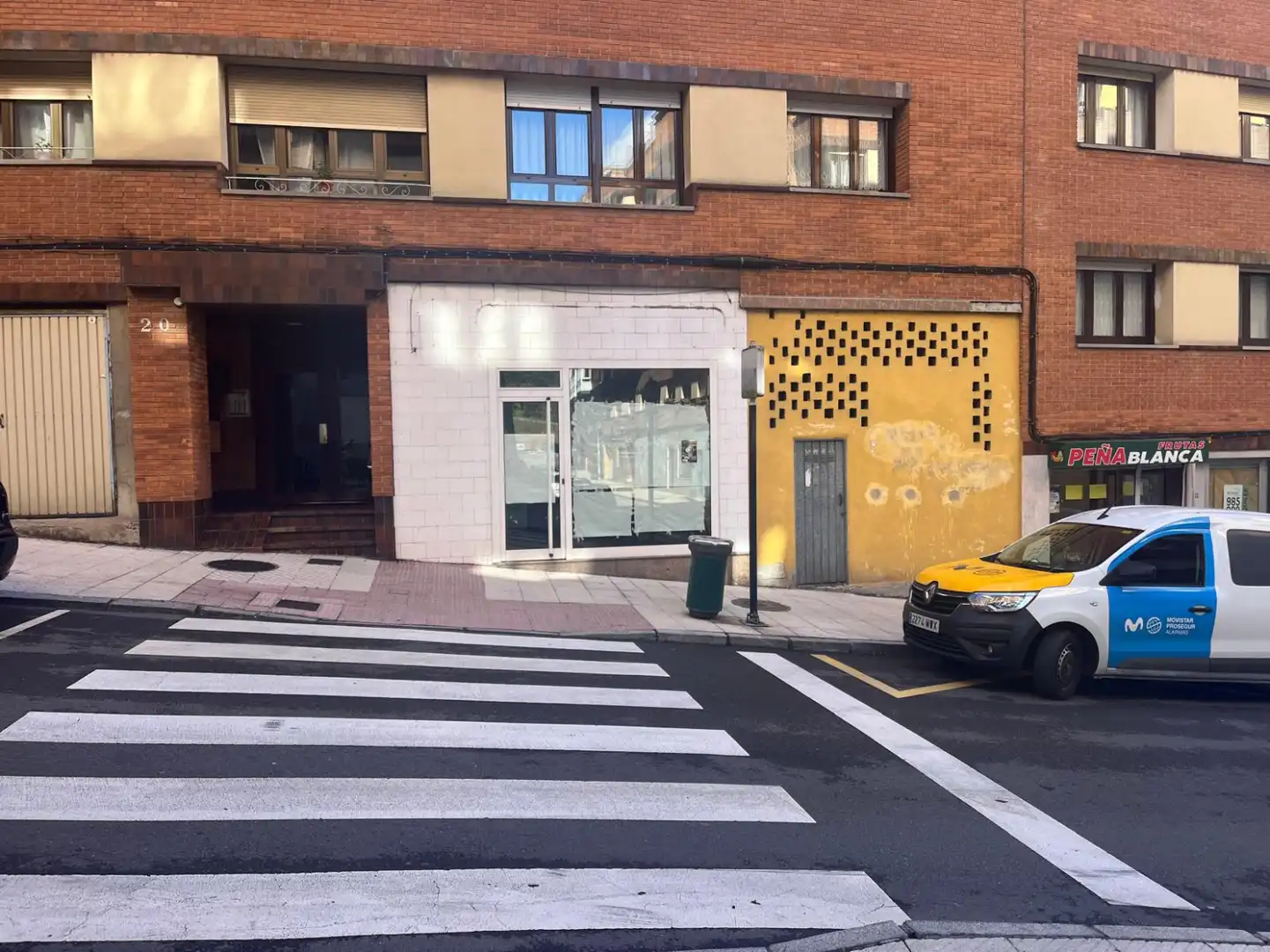 Vista exterior de Local en venta en Oviedo 