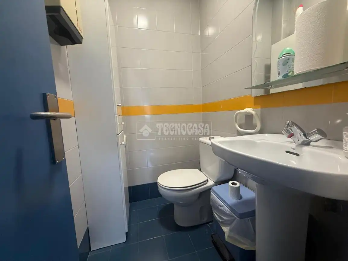 Bathroom of Office for sale in Madrid  with Air Conditioner, Heating and Alarm