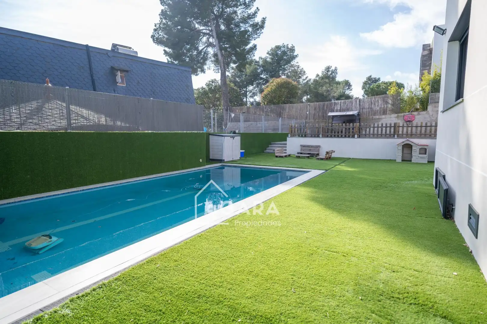 Piscina de Casa o xalet en venda en Corbera de Llobregat amb Calefacció i Jardí privat