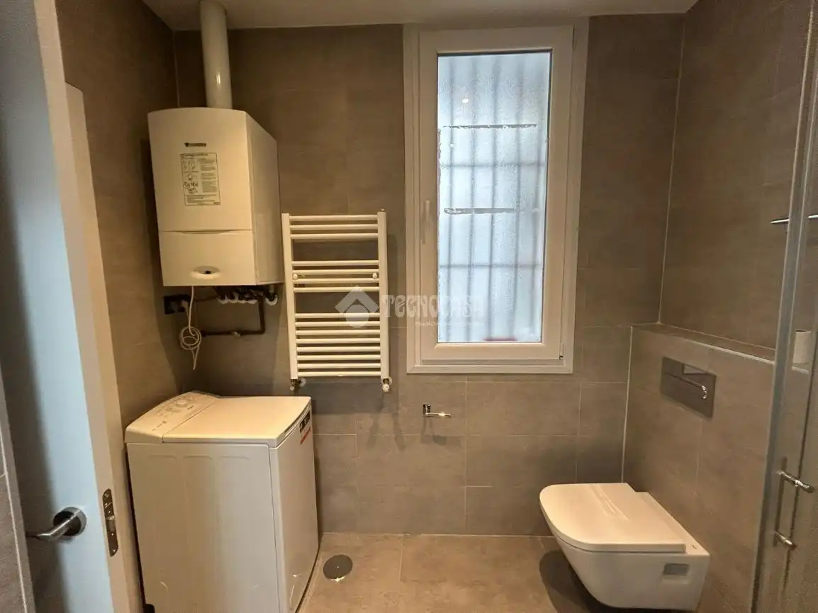 Bathroom of Flat for rent in Madrid  with Air Conditioner, Heating and Parquet flooring