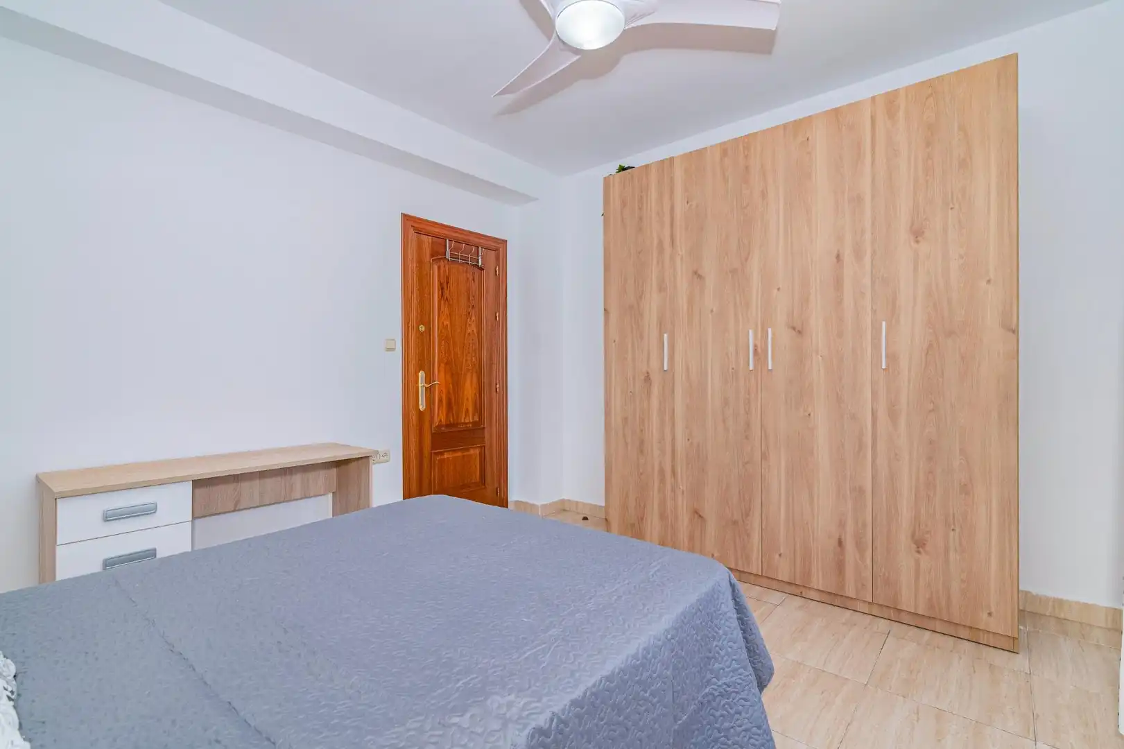 Bedroom of Flat for sale in Granada  with Air Conditioner, Heating and Terrace