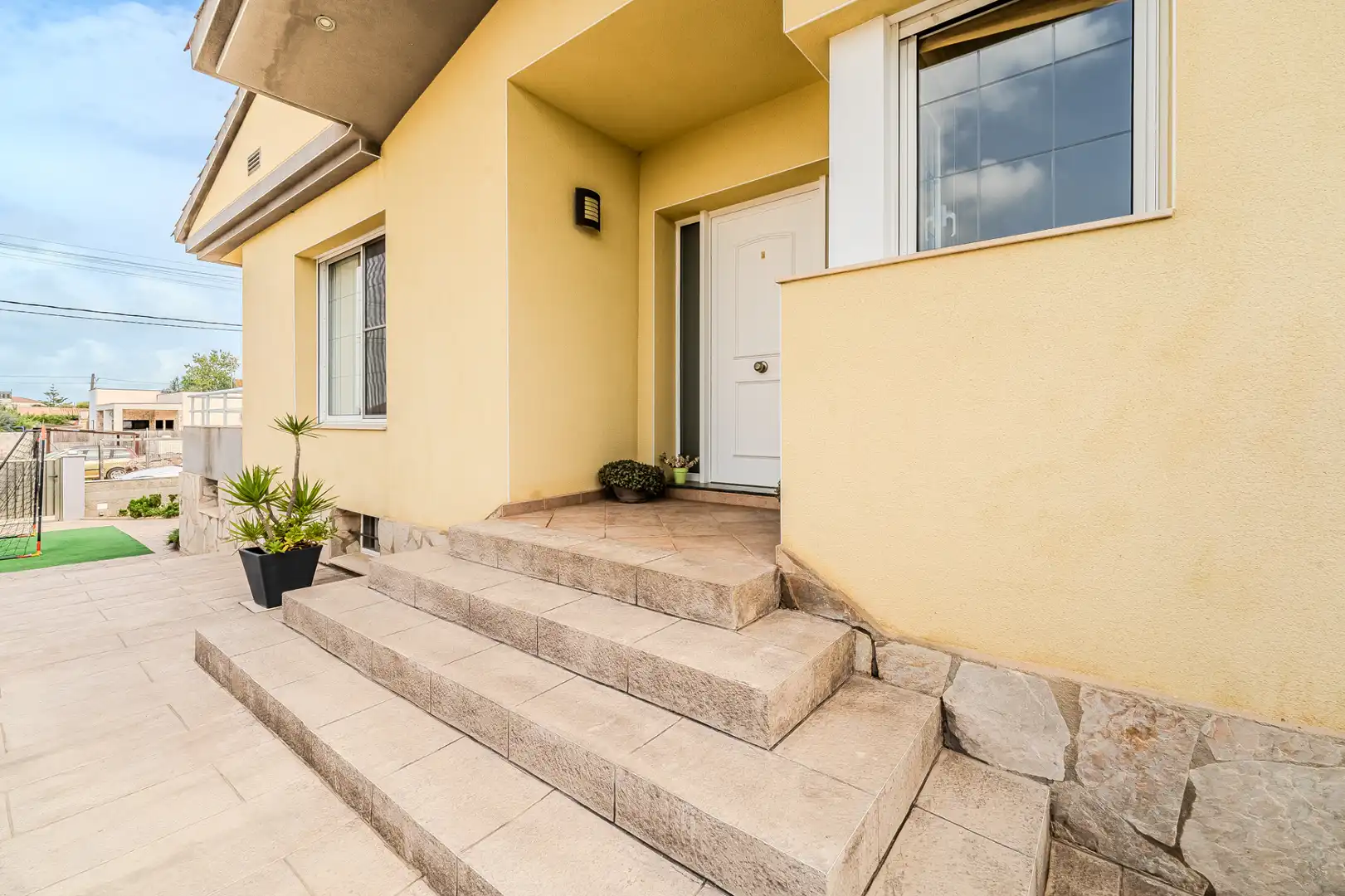Vista exterior de Casa o xalet en venda en Deltebre amb Aire condicionat, Calefacció i Jardí privat