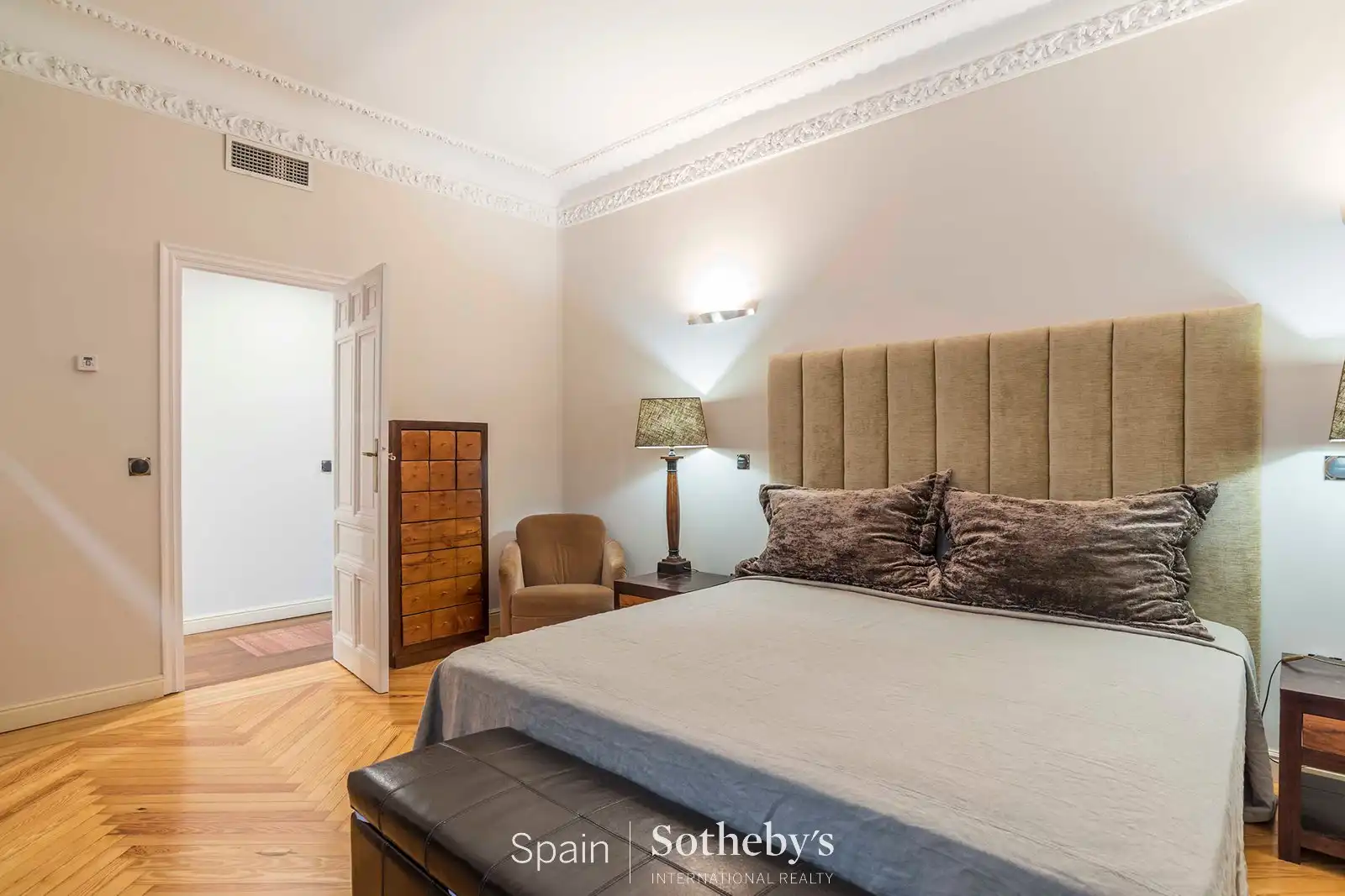 Dormitori de Apartament de lloguer en Madrid amb Aire condicionat i Calefacció