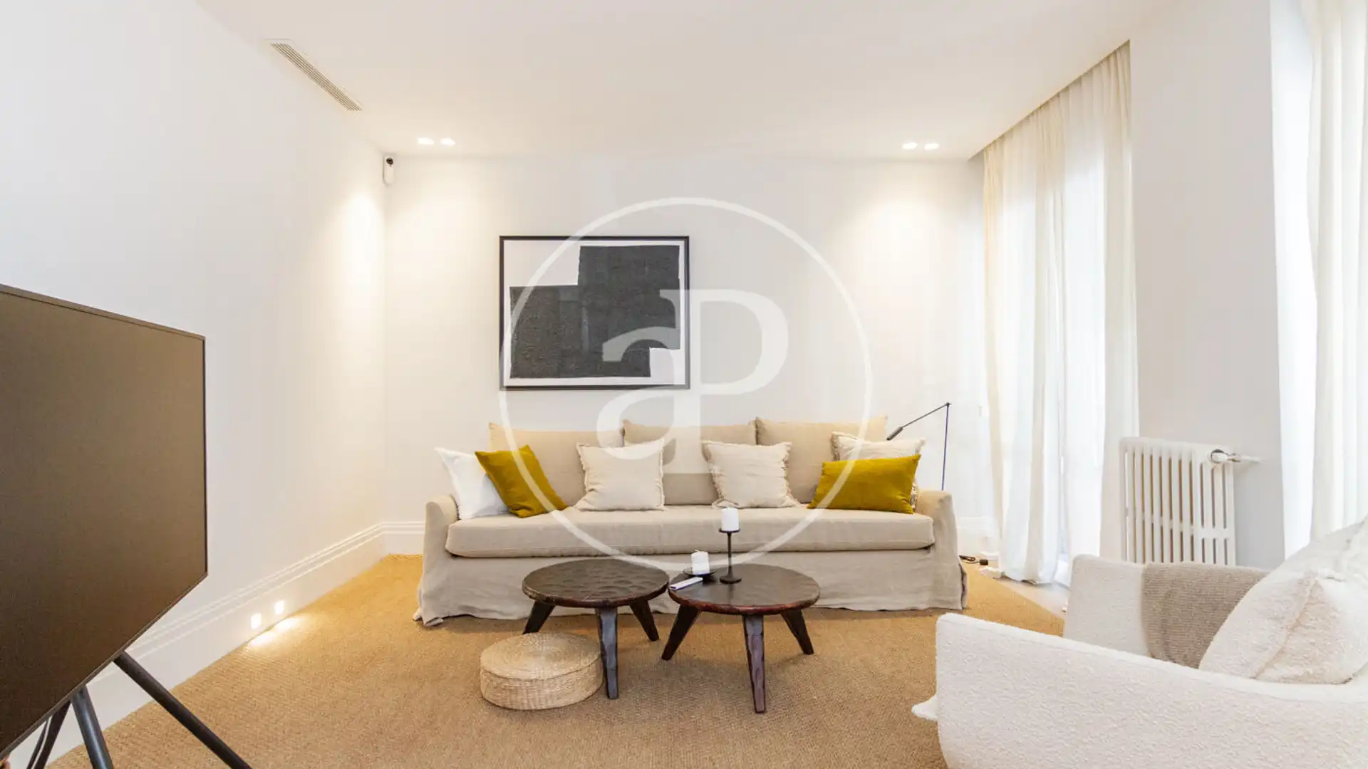 Living room of Flat for sale in  Madrid Capital  with Air Conditioner, Heating and Balcony