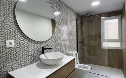 Bathroom of Flat for sale in Oviedo   with Balcony