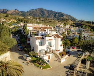 Vista exterior de Casa adosada en venda en Mijas amb Aire condicionat, Jardí privat i Terrassa