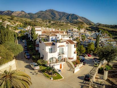 Vista exterior de Casa adosada en venda en Mijas amb Aire condicionat, Jardí privat i Terrassa