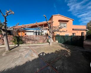 Vista exterior de Casa o xalet en venda en Empuriabrava amb Aire condicionat, Jardí privat i Terrassa