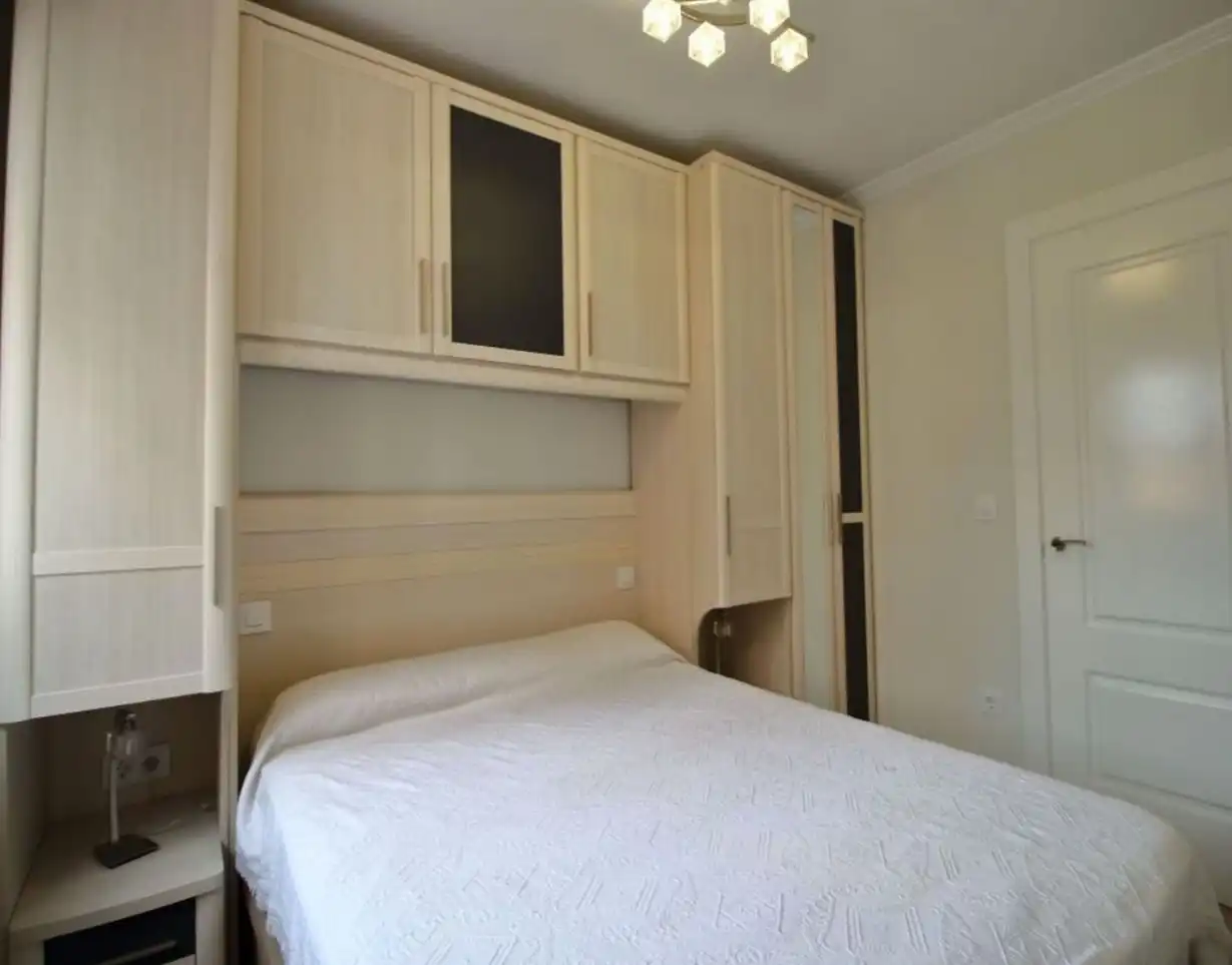 Schlafzimmer von Wohnung zur Miete in Gijón  mit Heizung, Parkett und Möbliert