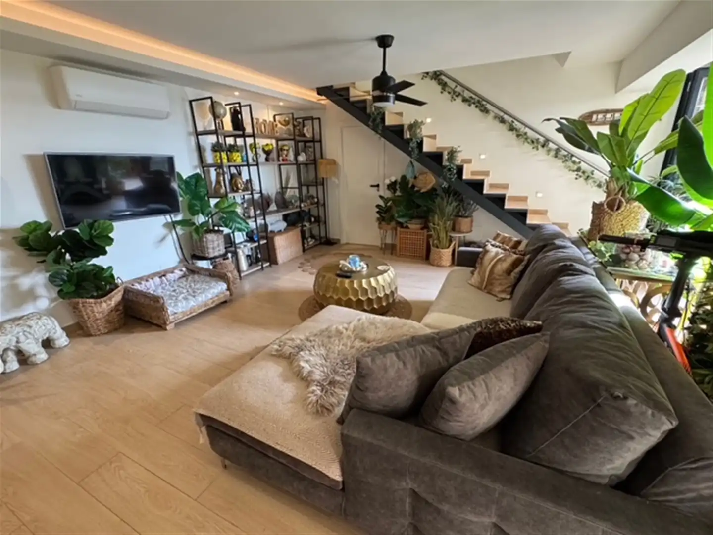 Sala d'estar de Casa adosada en venda en Estepona