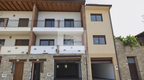 Chalet adosado a estrenar con 4 plantas, grandes terrazas y espectaculares vistas en Larraga