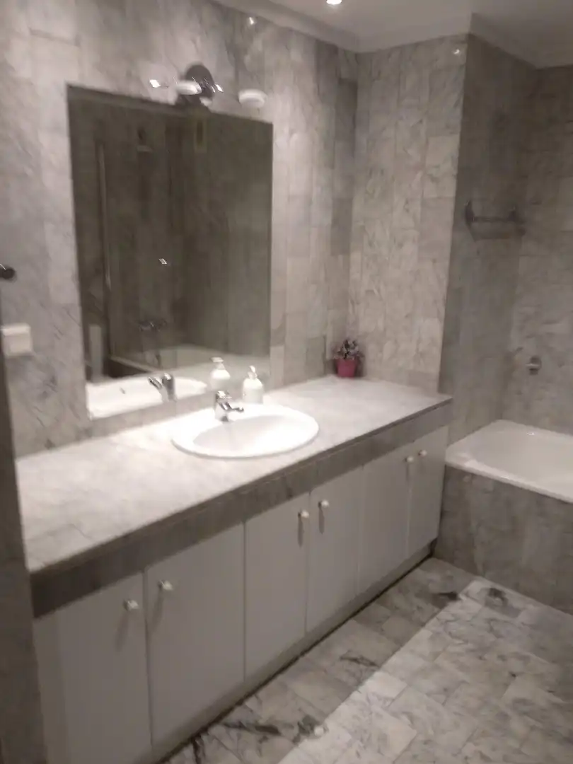Baño de Piso de alquiler en  Pamplona / Iruña con Calefacción, Parquet y Terraza