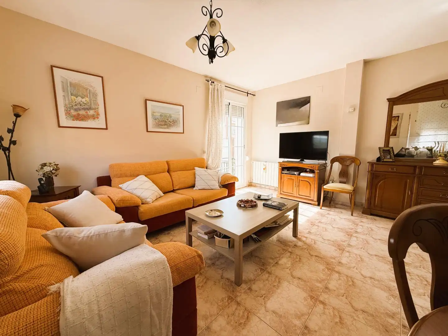 Sala de estar de Casa adosada en venta en Loeches con Calefacción, Jardín privado y Terraza